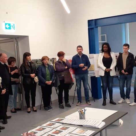 Organizzatori e partecipanti alla mostra "Pianeta Donna" a Pregnana Milanese