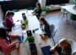 donne riunite intorno ad un tavolo